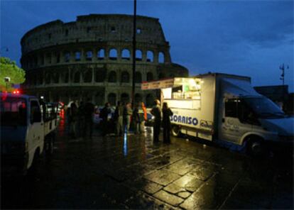 Un puesto de comida callejera se convirtió durante la noche en el único punto luminoso cercano al Coliseo romano. La capital italiana no comenzó a recobrar el flujo eléctrico hasta primera hora de la tarde.