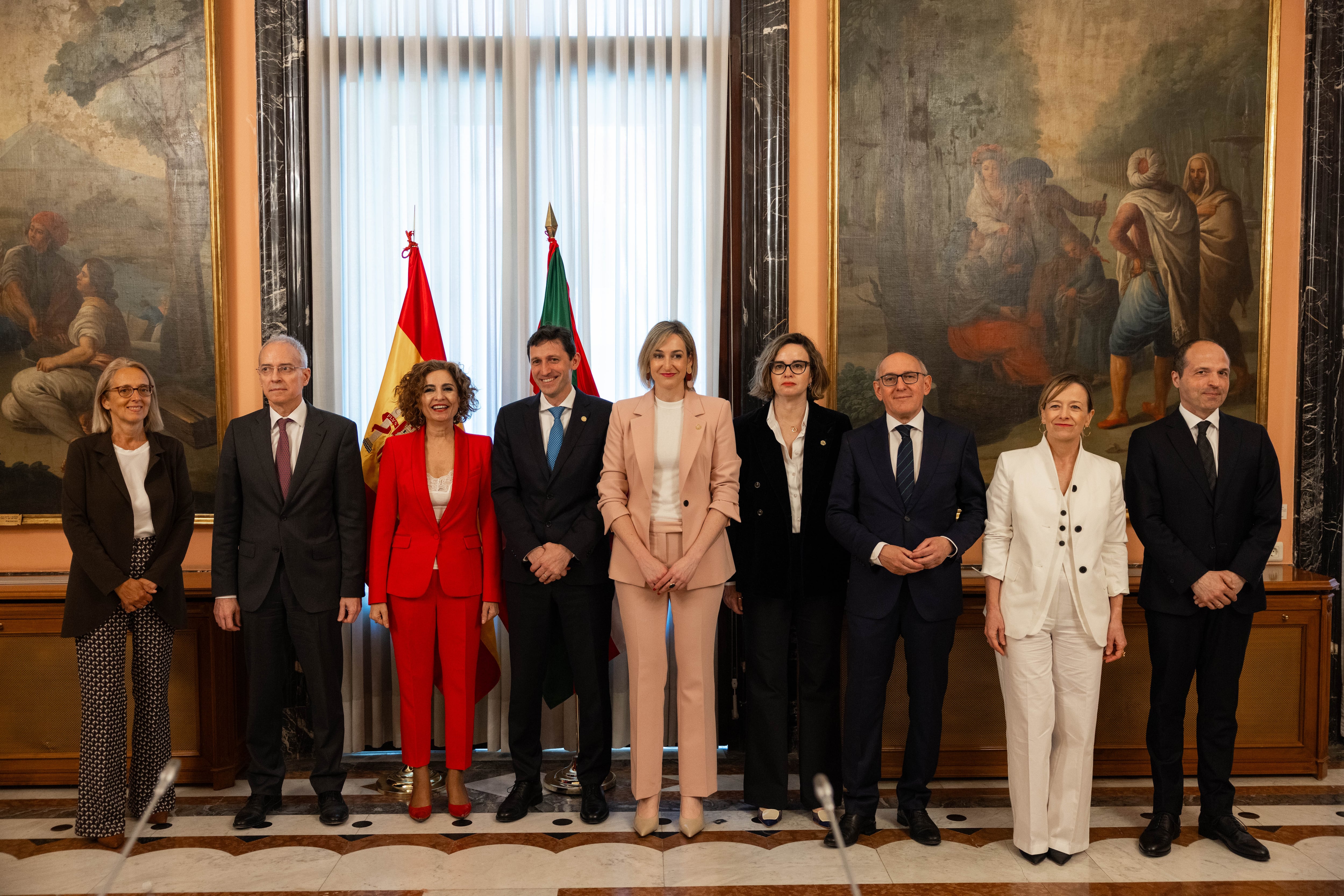 Representantes del Ministerio de Hacienda y del Gobierno vasco este jueves en Madrid antes de la reunión de la Comisión Mixta.