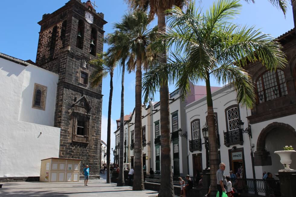 Calle Real y la torre de la iglesia de El Salvador.