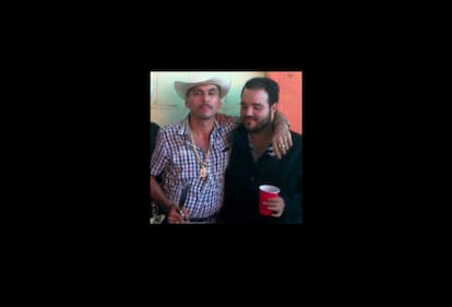 Ismael Zambada, hijo de 'El mayo' Zambada, líder del cártel de Sinaloa, con Manuel Torres Félix, alias 'El ondeado', lugarteniente de la organización delictiva abatido por el ejército en 2010. Foto tomada de la cuenta @ismaelimperial en Twitter