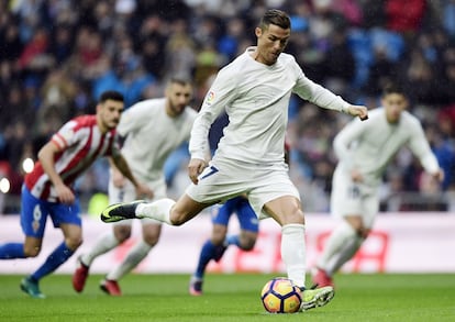 Cristiano Ronaldo marca el primer tanto del partido contra el Sporting de Gijón, el 26 de noviembre de 2016, en el estadio Santiago Bernabeu.