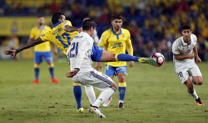 El delantero del Real Madrid Álvaro Morata (2i) disputa un balón con el defensa brasileño de la UD Las Palmas Michel Macedo (i).