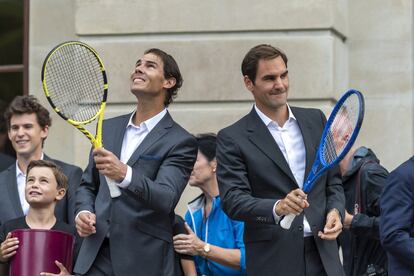 Rafael Nadal (a la izquierda) y Roger Federer son recibidos por un grupo de seguidores durante la ceremonia de apertura del torneo de tenis Laver Cup 2019, este miércoles en Ginebra (Suiza).