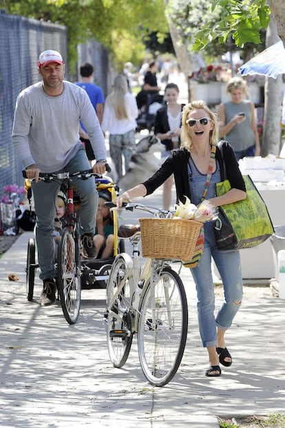 Los actores Naomi Watts y Liev Schreiber, con sus hijos, Alexander y Samul, comprando flores en un mercado local de Los &Aacute;ngeles por el d&iacute;a de la madre, en mayo.