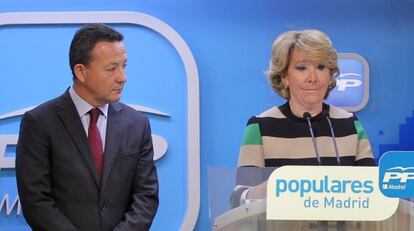 Esperanza Aguirre, flanqueada por Lucía Figar, Íñigo Henríquez de Luna, Gádor Ongil y Bartolomé González.