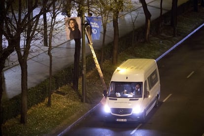 JAVIER AYUSO / GORKA LEJARCEGI - Los carteles electorales hace tiempo que no se pegan; se envían por correo electrónico o se distribuyen por redes sociales. Aunque en las grandes ciudades todavía se cuelgan en las farolas. En la madrugada del viernes, en el paseo de la Castellana de Madrid, emergió la imagen de Soraya Sáenz de Santamaría (Valladolid, 1971), junto al eslogan “España en serio”, elegido por su partido, el PP, para la campaña del 20-D. Como una metáfora de su poder emergente (número dos del Gobierno y de la lista conservadora por Madrid), la vicepresidenta nos observa desde la altura y nosotros la miramos desde el suelo, el coche o el autobús como en una noche de ronda que durará dos largas semanas.