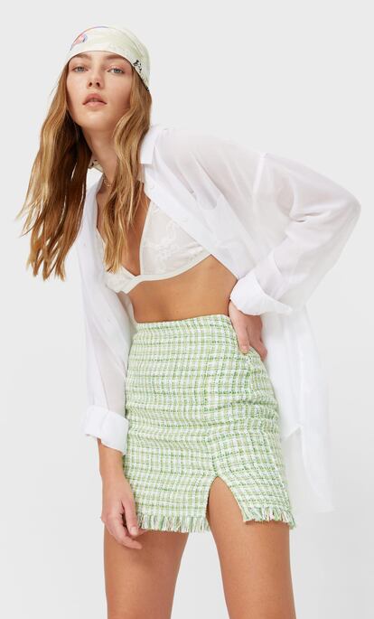 Esta minifalda de tiro alto, con abertura y de tweed en tonos verdes y blancos es perfecta para darle la bienvenida a la primavera y bordar tus looks. Es de Stradivarius y tiene un precio de 19,99€.