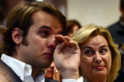 El hermano y la madre de la piloto madrileña, durante la rueda de prensa.