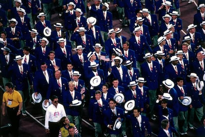 L'equip de bàsquet dels Estats Units desfila a l'Estadi Olímpic de Montjuïc durant l'acte inaugural.