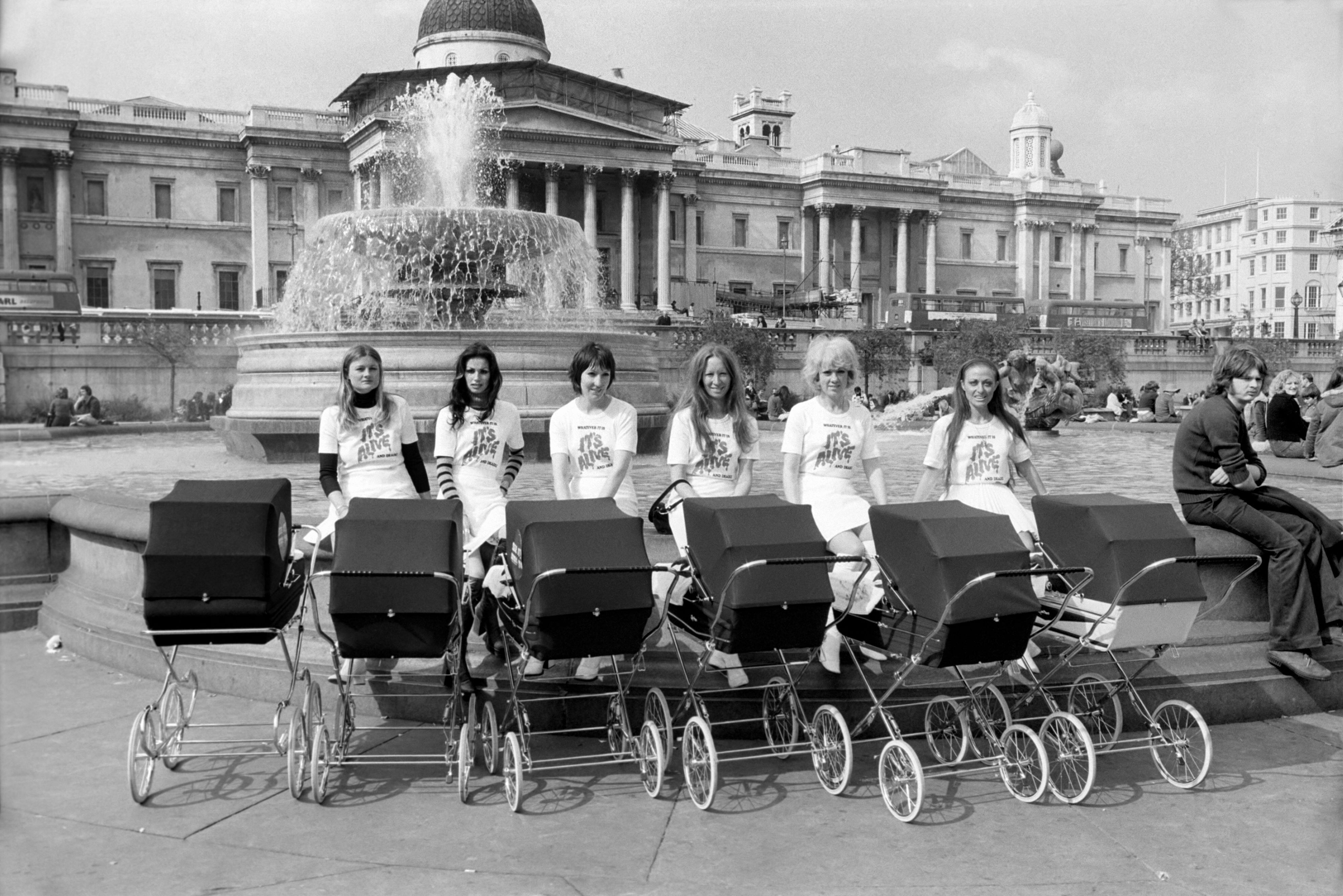 Acción publicitaria de 'Está vivo' en Londres, en 1975: varias modelos pasearon por las calles con carritos de bebés de los que salían unas enormes garras.