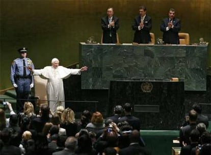 Benedicto XVI recibe el aplauso de la Asamblea General de la ONU tras su intervención.