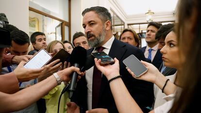 El líder de Vox, Santiago Abascal, atiende a los medios a su llegada al pleno extraordinario del Congreso de este jueves.