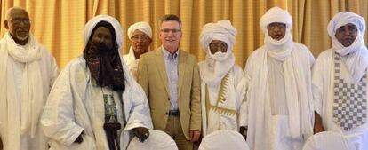 El ministro de Defensa alemán, Thomas de Maiziere, se reúne con representantes gubernamentales en Bamako, Mali, a mediados de marzo.