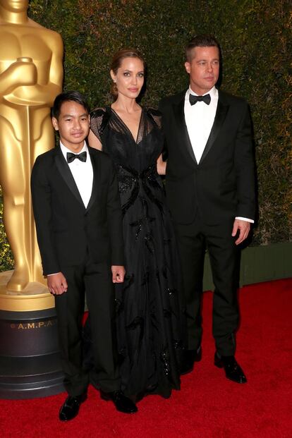 Para acudir a la ceremonia, Jolie fue acompañada de su pareja, Brad Pitt y su hijo Maddox.