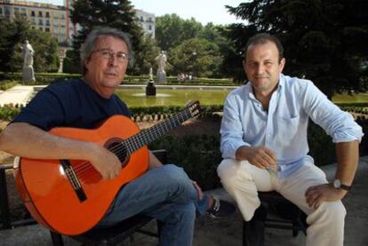 Los guitarristas Enrique de Melchor, a la izquierda, y Gerardo Núñez, en los jardines de Sabatini donde actúan hoy.