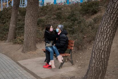 Una pareja protegida con unas mascarillas en un parque de Pekín (China), el 25 de febrero.