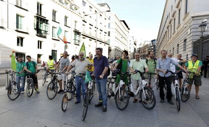 Integrantes de Equo, con Juantxo López de Uralde (c) a la cabeza, llegan en bicicleta al Congreso para asistir a la sesión constitutiva.