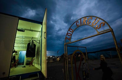 Un acróbata se prepara en su camerino en el Circo Nacional Suizo Knie. Fundado en 1803, es el circo más antiguo de Europa.