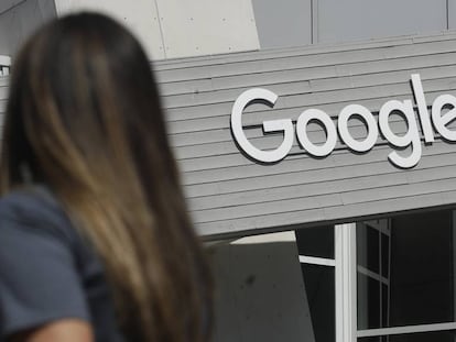 Una mujer pasa frente a la sede de Google en California.