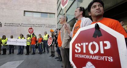 Miembros de la Plataforma de Afectados por la Hipoteca, en las puertas de los juzgados de Valencia.