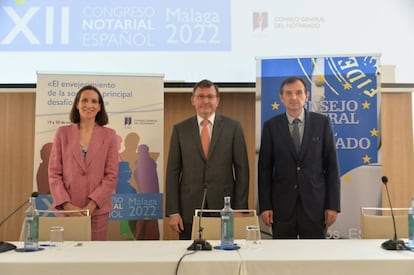 En la foto, de izquierda a derecha, María Teresa Barea, decana del Colegio Notarial de Andalucía; José Ángel Martínez Sanchiz, presidente del Consejo General del Notariado; y Rodrigo Tena, coordinador general del XII Congreso Notarial Español.