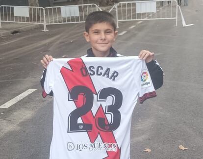 Manuel Rodríguez posa con la camiseta que le regaló el jugador del Rayo Vallecano Óscar Valentín.