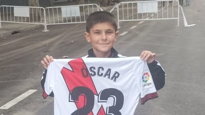 Manuel Rodríguez posa con la camiseta que le regaló el jugador del Rayo Vallecano Óscar Valentín.