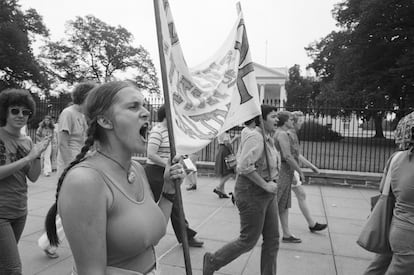 mujer protesta para la igualdad entre hombres y mujeres