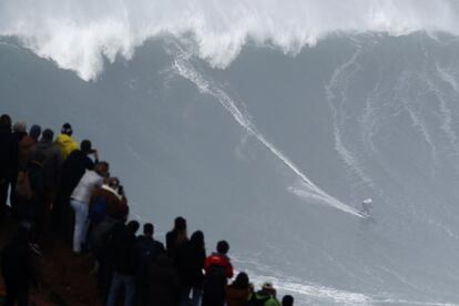 Sebastian Steudtner coge una ola durante la competición Nazaré Tow Surfing Challenge en Praia do Norte en Nazaré (Portugal).