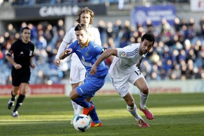 Arbeloa lucha por el balón con Gavilán.