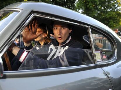 John Elkann y su esposa Lavinia Borromeo de copiloto a bordo del Fiat 8V, poco antes de empezar la hist&oacute;rica carrera Mille Miglia. 