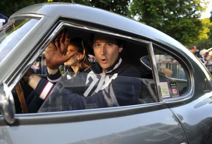John Elkann y su esposa Lavinia Borromeo de copiloto a bordo del Fiat 8V, poco antes de empezar la histórica carrera Mille Miglia.