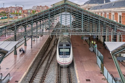 Un AVE de Renfe entra en la estación de Campo Grande, también conocida como la Estación del Norte, de Valladolid.