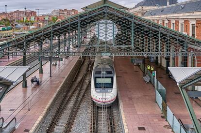 Un AVE de Renfe entra en la estación de Campo Grande, también conocida como la Estación del Norte, de Valladolid.