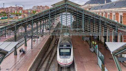 Un AVE de Renfe entra en la estación de Campo Grande, también conocida como la Estación del Norte, de Valladolid.