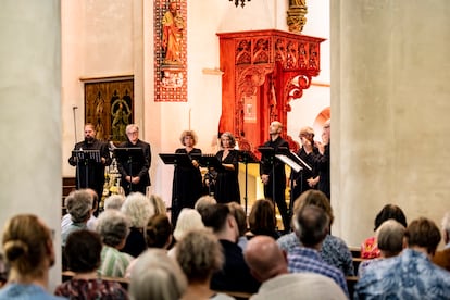 Cantantes de Cantica Symphonia en la Sint-Catharinakathedraal de Utrecht. Giuseppe Maletto aparece a la derecha del todo, semitapado por la columna.