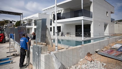 Vivienda de lujo a medio construir, pero con la piscina privada terminada y llena de agua, esta semana en Sitges (Barcelona).