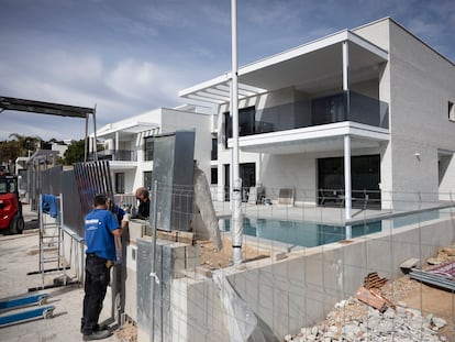 Vivienda de lujo a medio construir, pero con la piscina privada terminada y llena de agua, esta semana en Sitges (Barcelona).