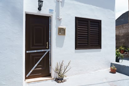La vivienda en la que vivía la pareja en Valle Guerra (Tenerife), que ha sido precintada por la Policía.