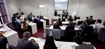 Clase de posgrado en un aula de la escuela de negocios Deusto Business School, en Euskadi.