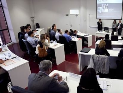 Clase de posgrado en un aula de la escuela de negocios Deusto Business School, en Euskadi.