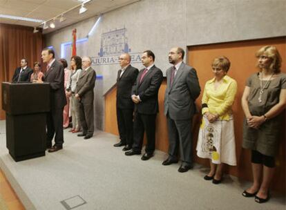 Juan José Ibarretxe, en su comparecencia de ayer, acompañado de todos los miembros del Gobierno vasco.