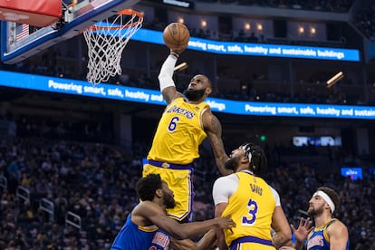 LeBron James machaca el aro de los Warriors en el partido en el que superó a Kareem Abdul-Jabbar como máximo anotador de la NBA