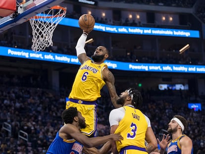 LeBron James machaca el aro de los Warriors en el partido en el que superó a Kareem Abdul-Jabbar como máximo anotador de la NBA