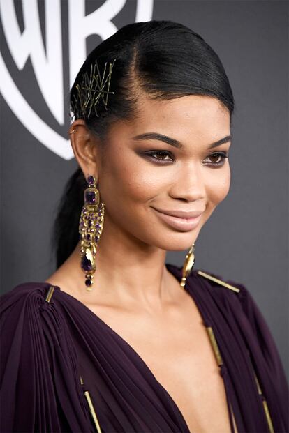 Chanel Iman lo hace justo al revés: busca el contraste apostando por horquillas rubias en su melena azabache. Si antes lo principal era ocultar las horquillas, ahora la pauta es que cuanto más se vean, mejor.