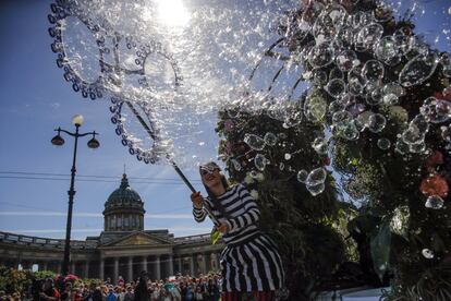 Una mujer lanza pompas de jabón durante las celebraciones del Día de Rusia en el centro de San Petersburgo (Rusia).