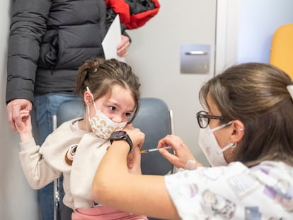 Carmen, junto a su padre, durante su vacunación contra la covid en el ala de maternidad del Hospital La Paz, el 25 de enero de 2022.