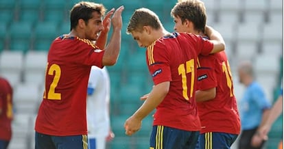 Deulofeu abraza a un compañero tras marcar un gol en un partido del Europeo sub-19 celebrado en Grecia en 2012. España se proclamó campeona por sexta vez, segunda consecutiva.