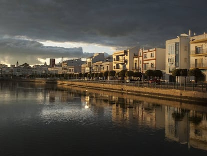 Esteiro da Rivera, em Ayamonte, na Andaluzia, na Espanha. O rio Guadiana corre do território espanhol e deságua no Atlântico português.