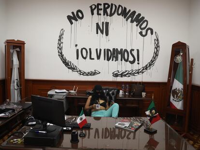 Una activista posa durante la toma de las instalaciones de la Comisión Nacional de Derechos Humanos en Ciudad de México.